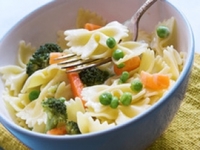 Яркая закуска с пастой-бантиками