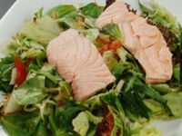 Зеленый салат с форелью