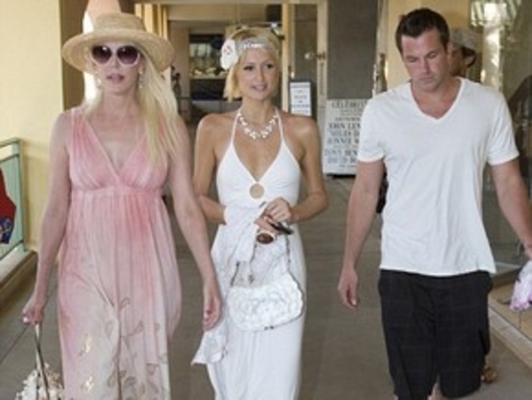 Пэрис повторяет за "свекровью"