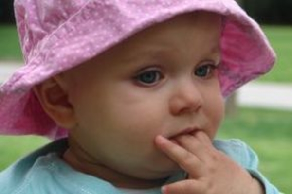 Почему малыш все тянет в рот