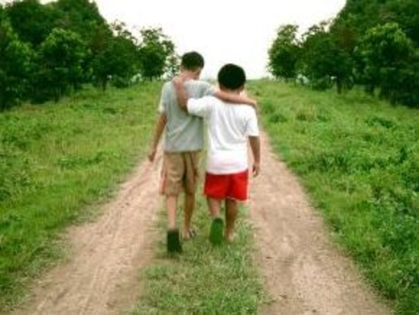 Мальчики сплетничают не меньше, чем девочки