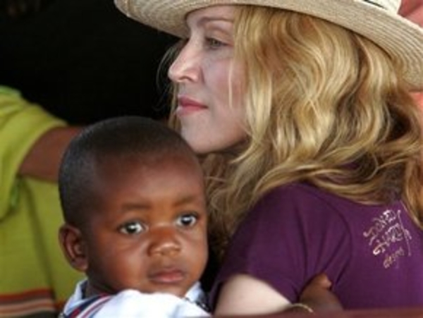 Мадонну призывают отказаться от усыновления