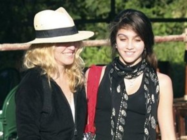 Суд изучает просьбу Мадонны об удочерении