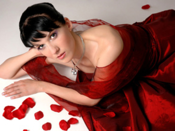 Почему мужчин привлекают женщины в красном