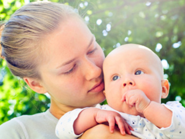 Юные матери менее чутко реагируют на плач ребенка