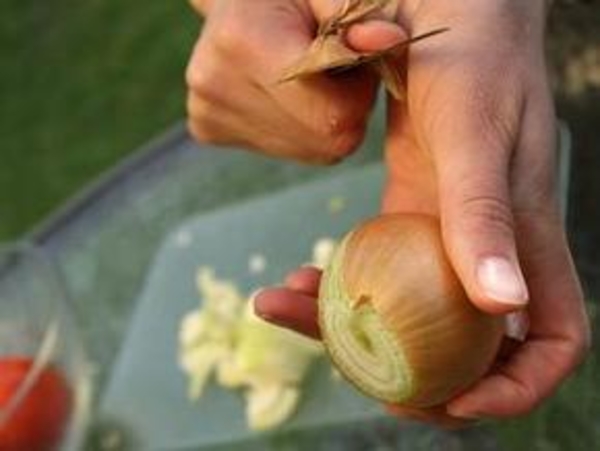 Лук: чистим и режем без слез