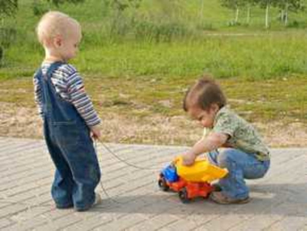 Почему ребенок ломает игрушки?