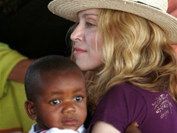 Мадонне разрешили удочерение!