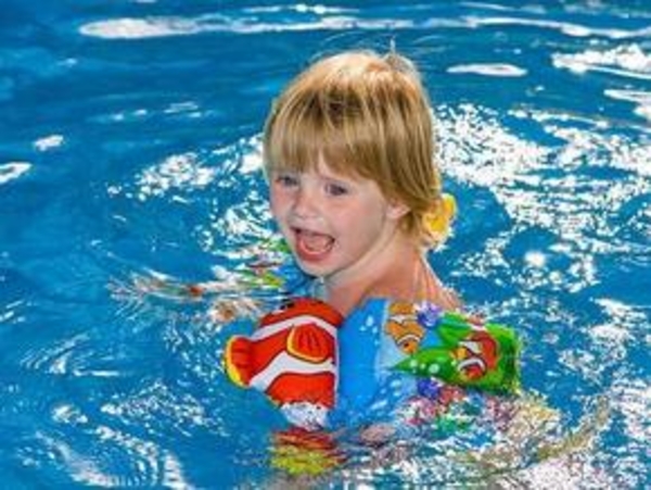 Научите малыша плавать
