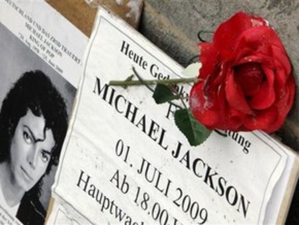 Тысячи поклонников Джексона собираются в Лос-Анджелесе