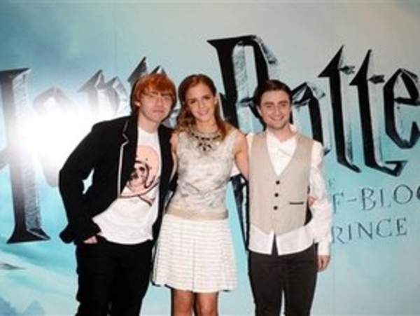 Эмме Уотсон помагают