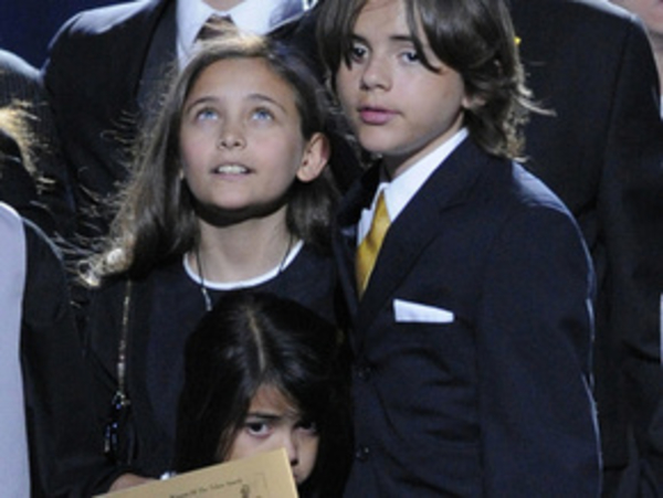 Мать детей Джексона отказалась от детей за $4 млн