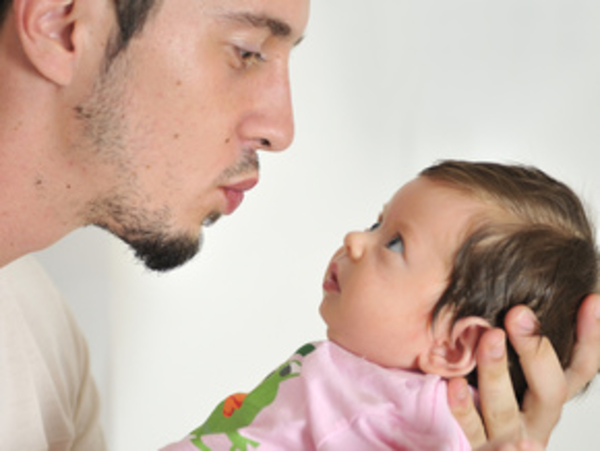 Стоит ли рожать вместе с мужем?