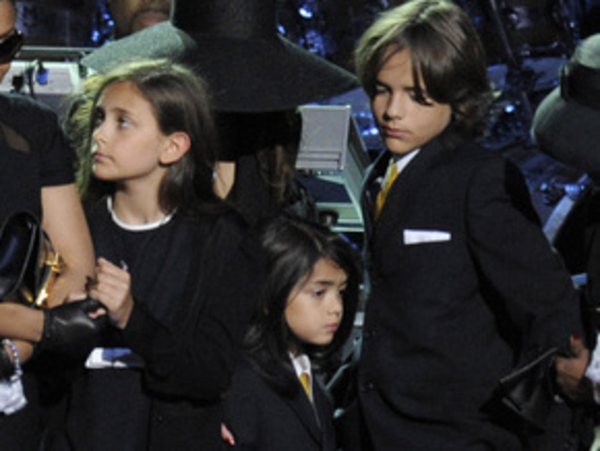 Опекуном детей Джексона назначена мать певца