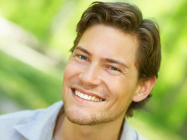 Чувство юмора у мужчин связано с половым гормоном