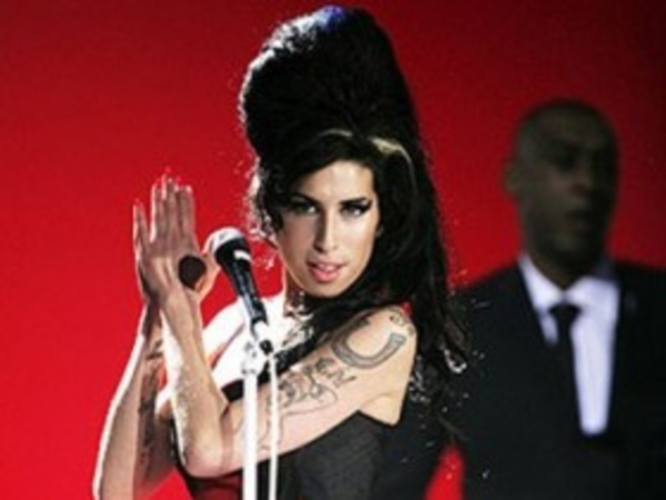 Эми Уайнхаус празднует день рождения