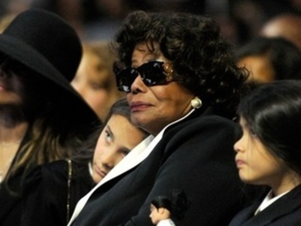 Мать Джексона получит $1 млн в год на себя и внуков