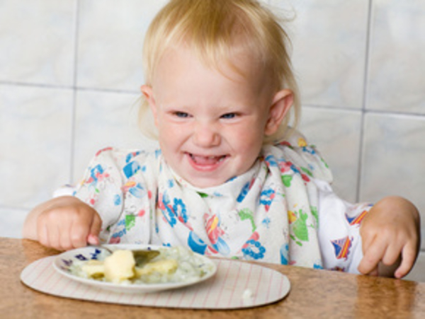 Садимся за стол: самостоятельное питание ребенка