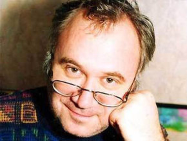 На могиле Ильи Кормильцева установили книгу и очки