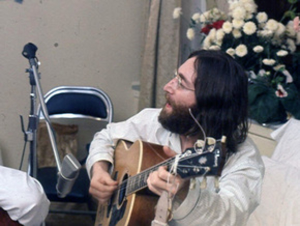 В честь Джона Леннона назвали лунный кратер