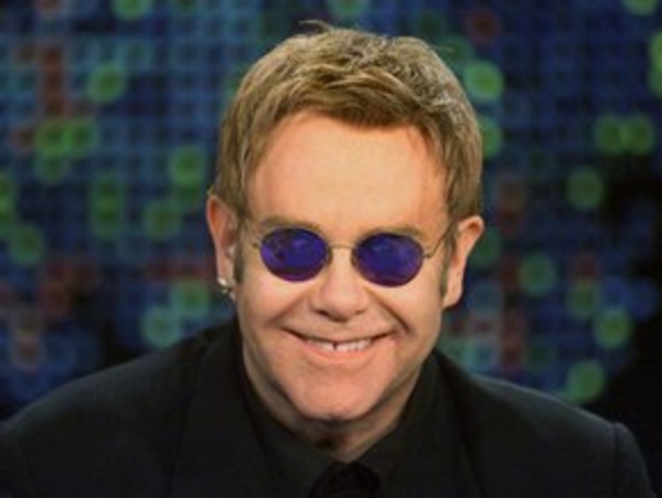 Элтон Джон вернется на сцену через две недели