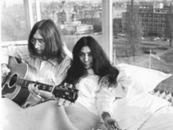 Фотографии с постельной акции Леннона и Оно покажут в Москве