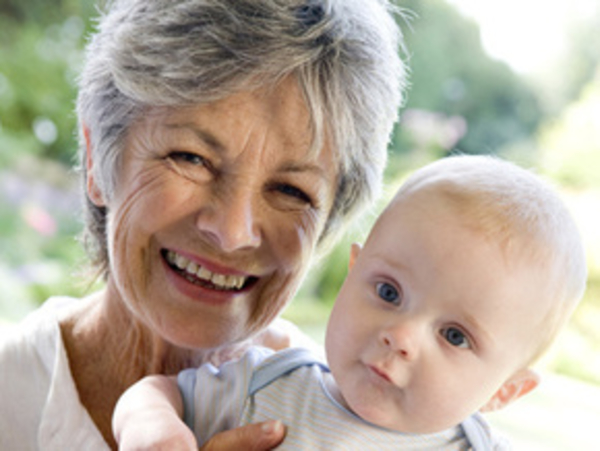 Воспитание внуков позволяет бабушкам передать свои гены