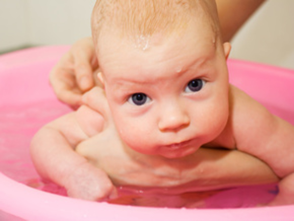 Купаем малыша