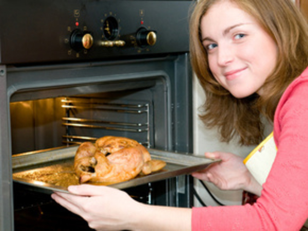 Запекаем курицу с гренками