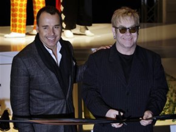 Элтон Джон продает свои вещи