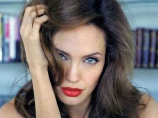 Анжелина Джоли пытается пообщаться с покойной матерью