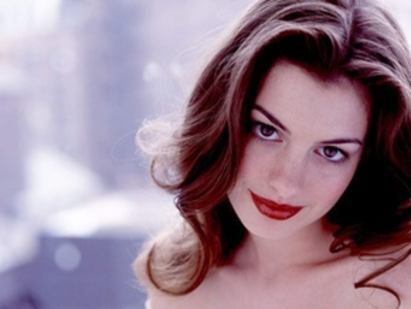 В машину голливудской актрисы врезался папарацци на велосипеде