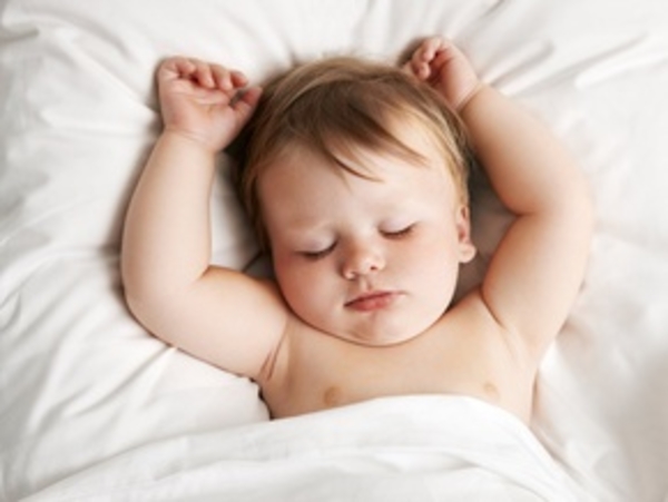 Как приучить малыша спать отдельно?