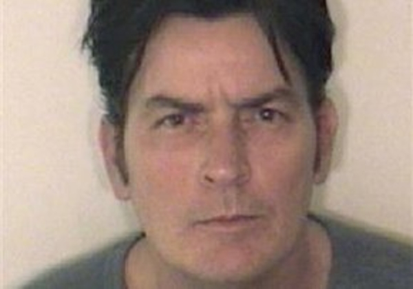 Чарли Шина обвинили в бытовом насилии с применением оружия