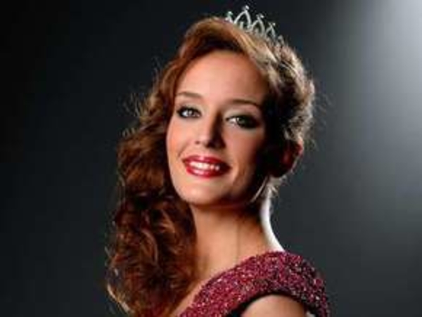 Мисс Париж-2009 лишилась титула из-за откровенных фотографий