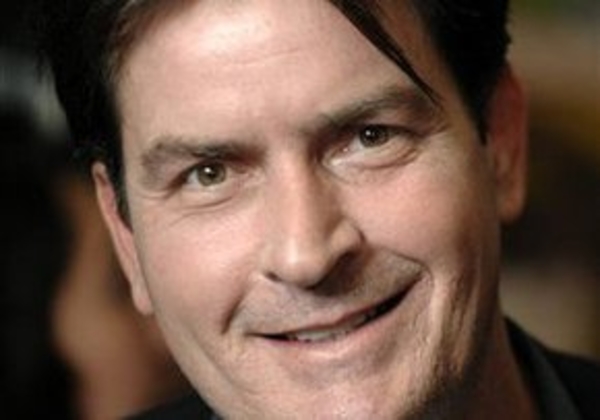 Жена Чарли Шина подает на развод после того, как актер угрожал ей ножом