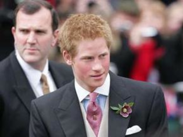 Принц Гарри упал с пони и едва не лишил еды голодных детей