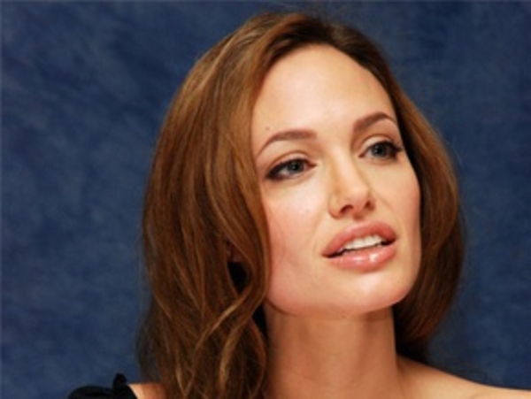 Автограф Анджелины Джоли говорит, что она находится в стрессовом состоянии