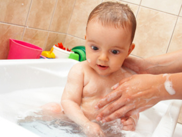 Малыш: игрушки и игры в ванной