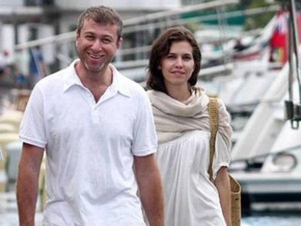 Жукова и Абрамович стали соседями Брэда Питта