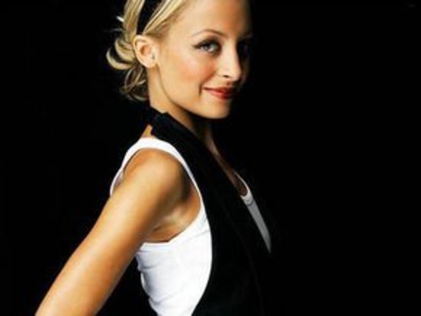 Николь Риччи запела в благотворительных целях