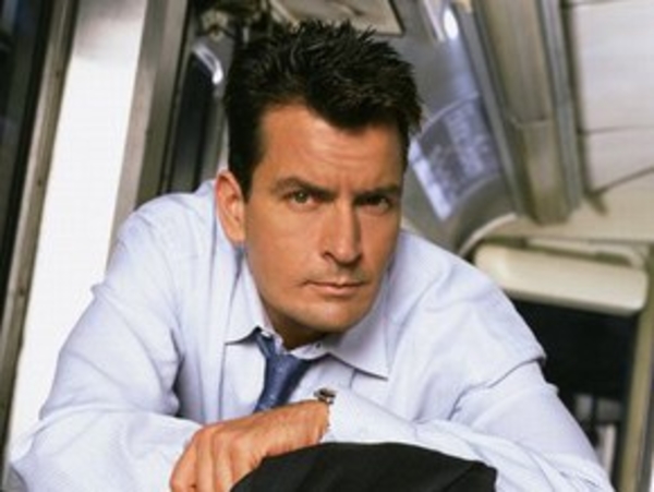 Мерседес Чарли Шина разбился в ущелье