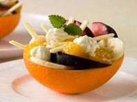 Фруктовый салат в апельсиновой кожуре
