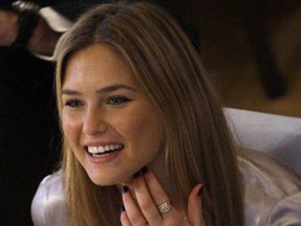 Бар Рафаэли помолвлена?