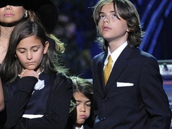 Детей Майкла Джексона навестили органы по вопросам детства и семьи