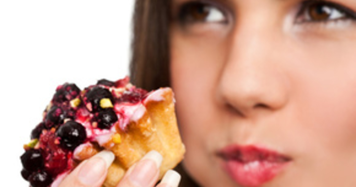 Жевание еды. Девушка кушает. Вкусовые ощущения. Здоровое питание девушка. Человек жует.