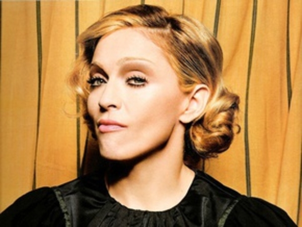 Мадонна держит Хесуса на коротком поводке