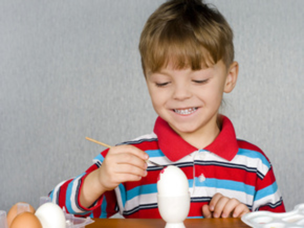 Красим яйца на Пасху с детьми