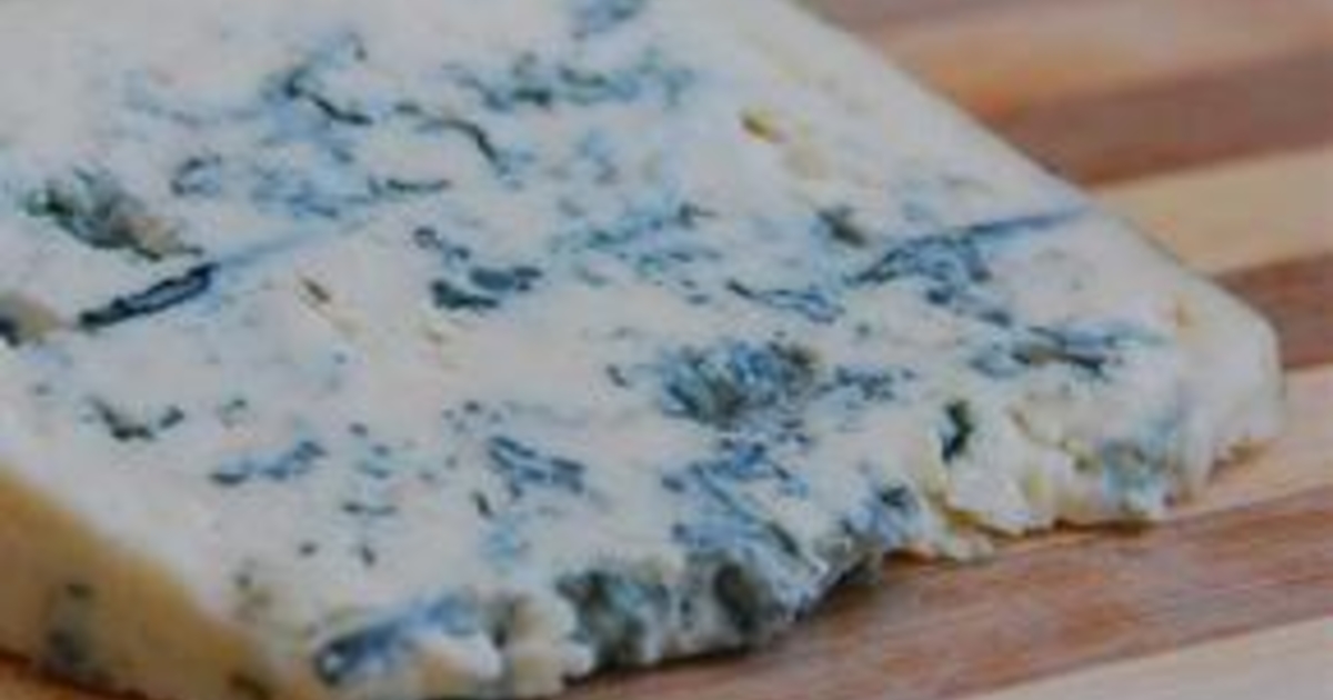 Сыр горгонзола с голубой. Заплесневелый сыр. Сыр с плесенью с голубой плесенью. Горгонзола дор блю. Сыр горгонзола ашан.