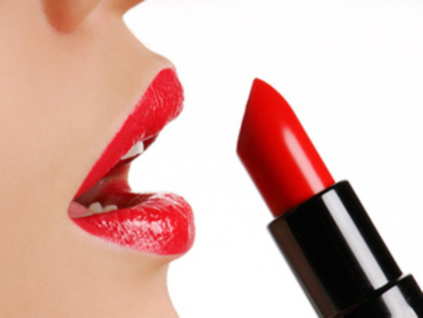 Женщины начали экономить на помаде